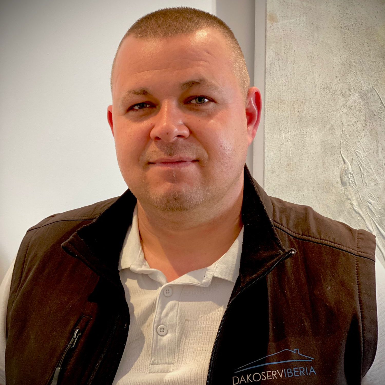 trabajador profesional del mantenimiento de Dakoserviberia trabajador profesional del mantenimiento de Dakoserviberia